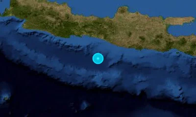 103 km al SSO de Srandakan, Indonesia